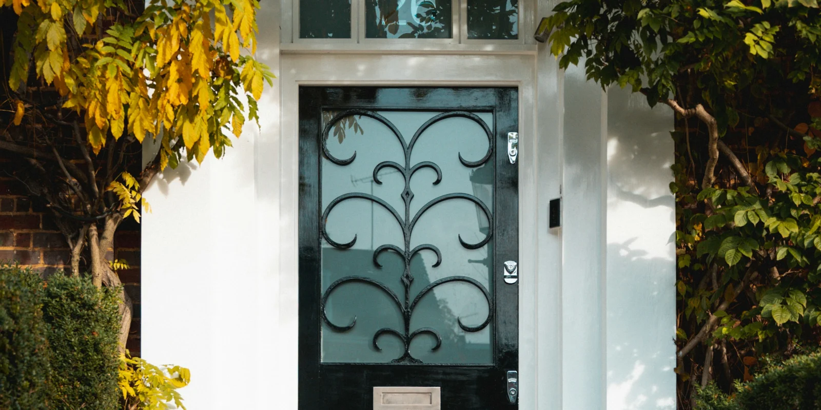 Porte d'entrée d'une demeure privée illustrant l'arrivée d'un nouveau salarié à domicile