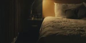 Chambre éclairée par une lampe de chevet illustrant une présence d’auxiliaire de vie de nuit