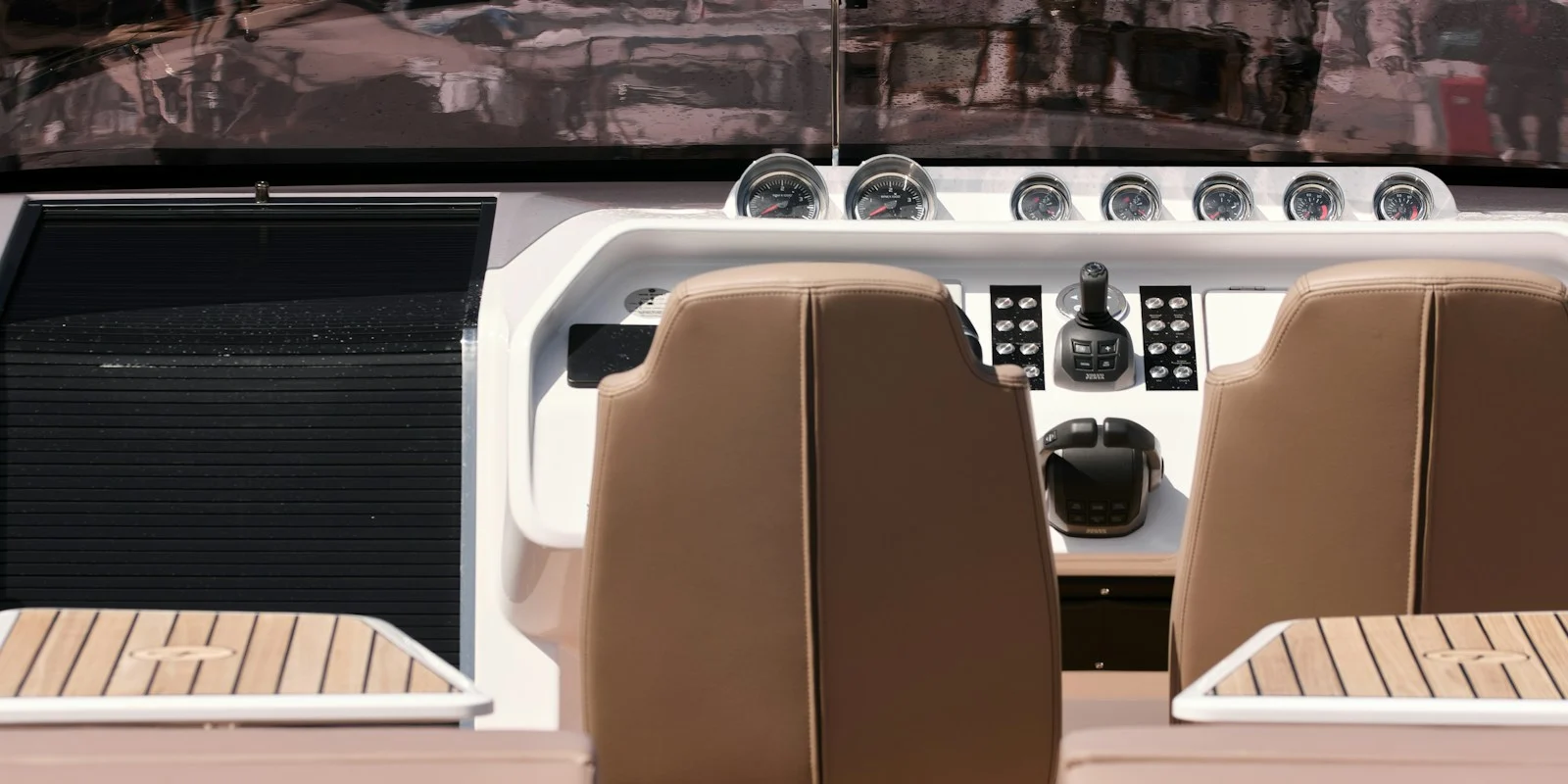 Poste de pilotage et instruments d'un yacht dont l ETO assure le maintien