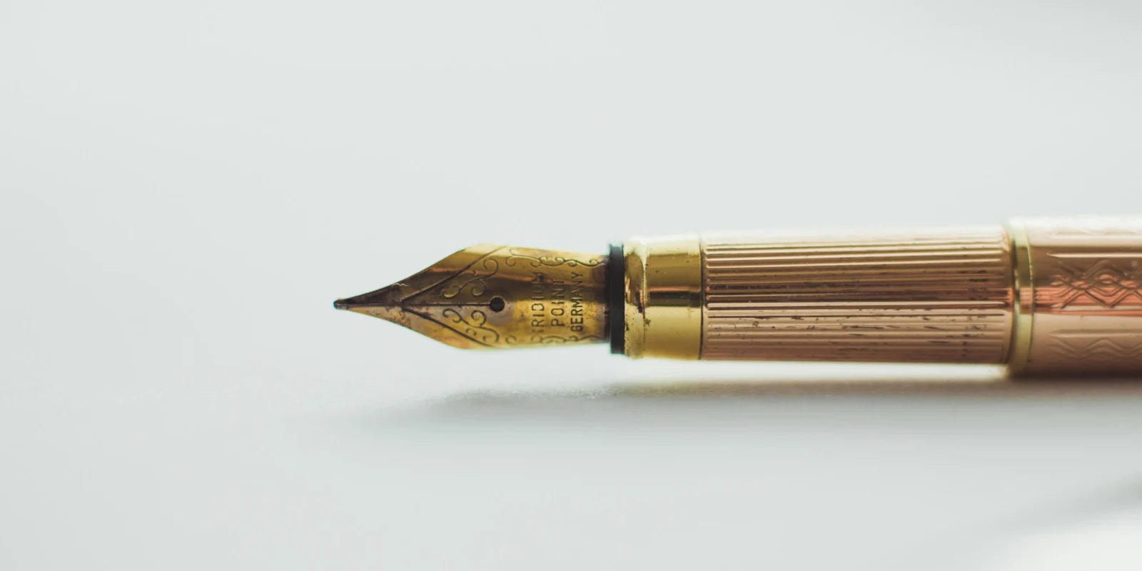 Stylo-plume sur un bureau illustrant le cadre fiscal de l'emploi de personnel de maison