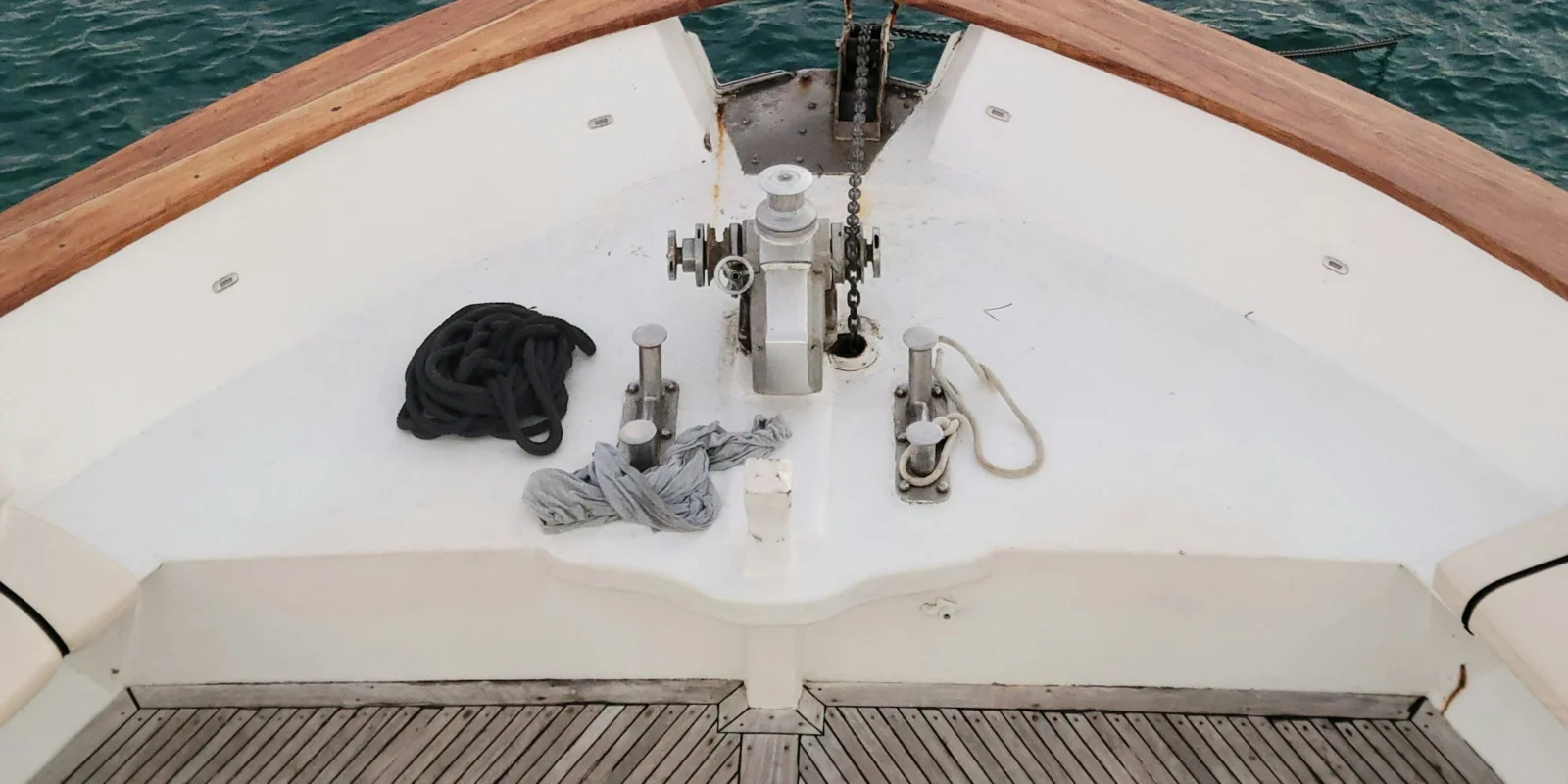 Pont en teck d'un yacht illustrant le travail quotidien d'un matelot de pont