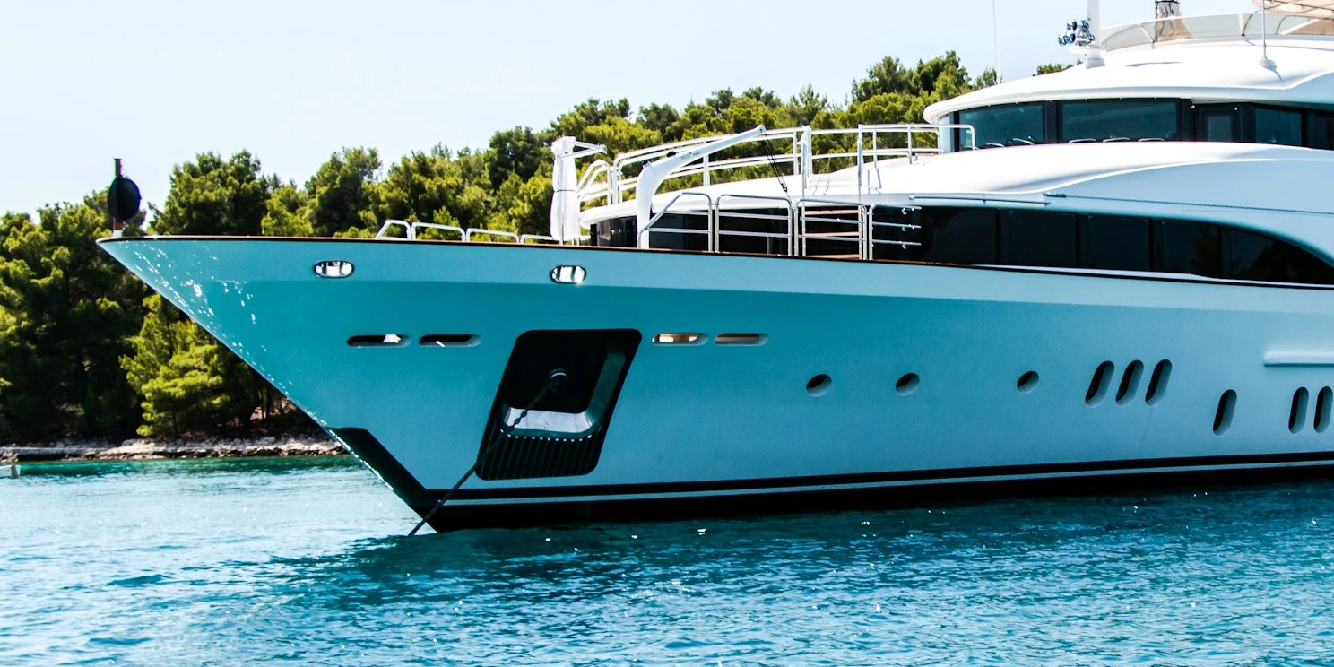 Yacht au mouillage illustrant le poste de mécanicien et de chef mécanicien de yacht