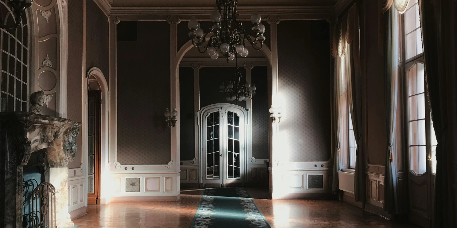 Entrée d'une résidence privée illustrant la période d'essai du personnel de maison